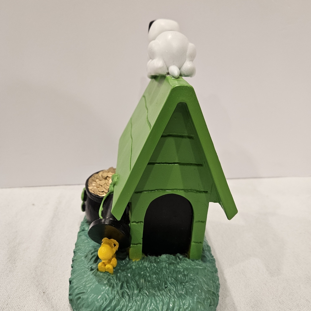 Snoopy & Woodstock's Happy St. Patrick's Day Peanuts Pot of Gold Doghouse NWT - Picture 4 of 9
